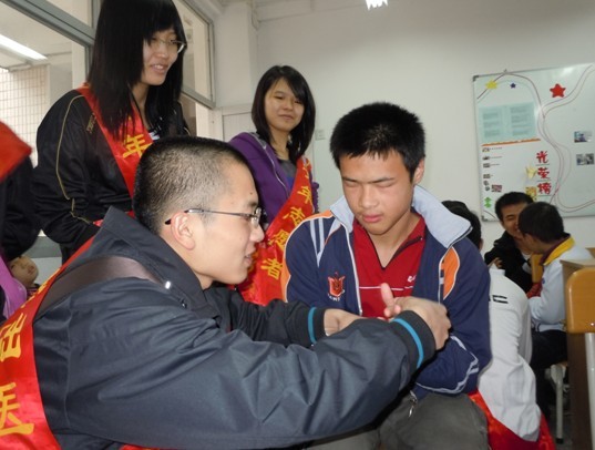 2011年11月26日 福建医科大学志愿者为我校学生传授“六步洗手法”